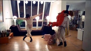 Malcolm McDowell, Patrick Magee, James Marcus, Adrienne Corri, Warren Clarke e Michael Tarn in una scena di ARANCIA MECCANICA