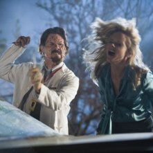 Marley Shelton e Josh Brolin in una sequenza drammatica del film Planet Terror, episodio del double feature  Grind House
