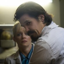 Marley Shelton e Josh Brolin in una scena del film Planet Terror, episodio del double feature  Grind House