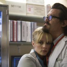 Marley Shelton accanto a Josh Brolin in una scena del film Planet Terror, episodio del double feature  Grind House