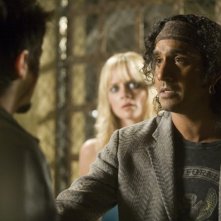 Naveen Andrews in una scena del film Planet Terror, episodio del double feature  Grind House
