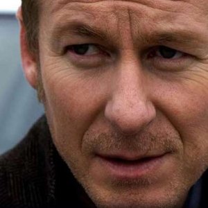 Richard Roxburg in una scena del film Symbiosis - Uniti per la morte