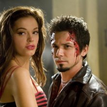 Rose McGowan e Freddy Rodríguez in una scena del film Grind House