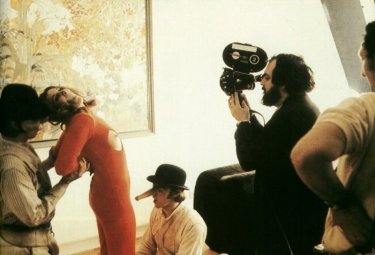 Il regista Stanley Kubrick sul set di ARANCIA MECCANICA