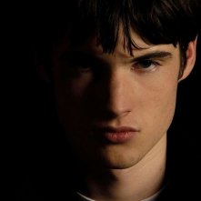 Tom Sturridge in una scena del film Symbiosis - Uniti per la morte