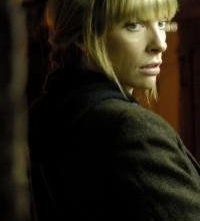 Toni Collette in una scena del dramma Symbiosis - Uniti per la morte