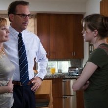 Marg Helgenberger, Kevin Costner e Danielle Panabaker in una scena del film Mr. Brooks