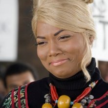 Queen Latifah biondissima in una scena di Hairspray