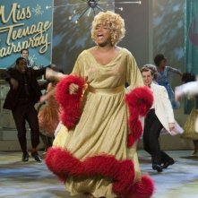 una biondissima Queen Latifah in una scena di Hairspray