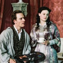 Romola Garai e Michael Fassbender in una scena del film Angel