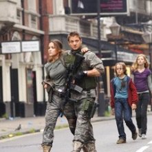 Rose Byrne e Jeremy Renner  in una scena del film 28 Weeks Later