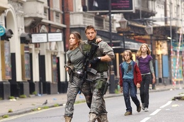 Rose Byrne e Jeremy Renner  in una scena del film 28 Weeks Later