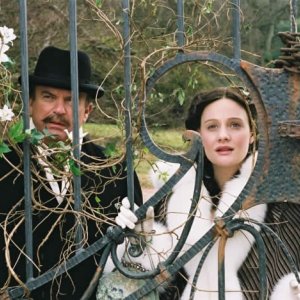 Sam Neill e Romola Garai in una scena del film Angel