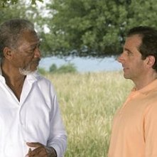 Steve Carell accanto a Morgan Freeman in una scena di Un'impresa da Dio