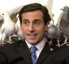Steve Carell con dei pennuti in una scena di Un'impresa da Dio