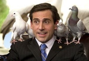 Steve Carell con dei pennuti in una scena di Un'impresa da Dio