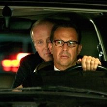 William Hurt e Kevin Costner in una scena del film Mr. Brooks