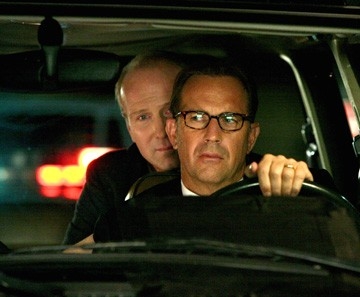 William Hurt e Kevin Costner in una scena del film Mr. Brooks