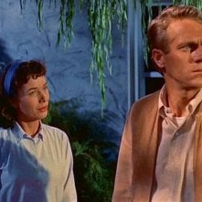 Aneta Corsaut con Steve McQueen in una scena di BLOB, FLUIDO MORTALE