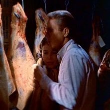 Aneta Corsaut e Steve McQueen in una scena di BLOB, FLUIDO MORTALE