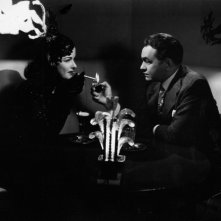 Joan Bennett e Edward G. Robinson in una scena de La donna del ritratto