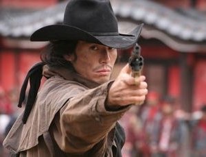 Hideaki Ito in una scena di Sukiyaki Western Django
