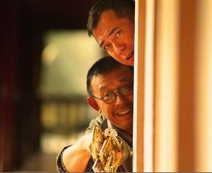 Jiang Wen e Anthony Wong Chau-Sang in una scena di The Sun Also Rises
