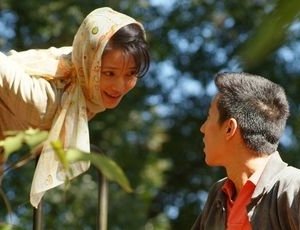 Joan Chen e Jaycee Chan in una scena di The Sun Also Rises