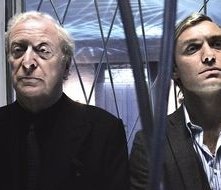 Jude Law e Michael Caine in una scena di Sleuth
