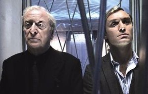 Jude Law e Michael Caine in una scena di Sleuth