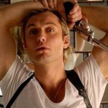 Jude Law in una scena di Sleuth