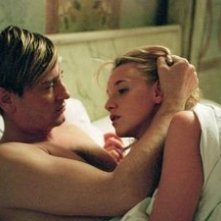 Ludivine Sagnier e Benoit Magimel in una scena de La fille coupée an deau