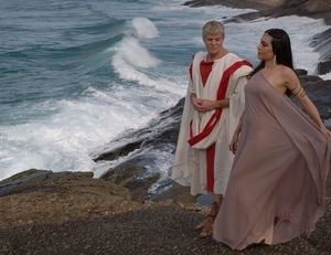 Miguel Falabella e Josi Antello in una scena di Cléopatra