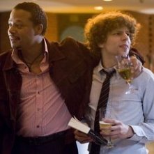 Terrence Howard e Jesse Eisenberg in una scena di The Hunting Party