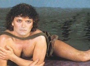 Cristiano Malgioglio in posa audace