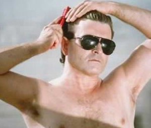 Cristiano Malgioglio si pettina