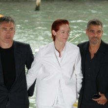 George Clooney e Tony Gilroy con Tilda Swinton a Venezia 64. con Michael Clayton