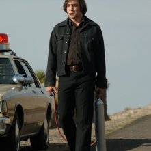 Javier Bardem in una scena del film No Country for Old Men dei fratelli Coen