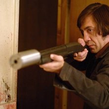 Bardem in una scena del film No Country for Old Men