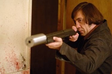 Bardem in una scena del film No Country for Old Men