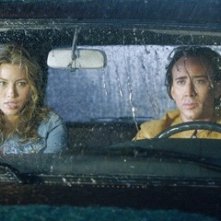 Nicolas Cage e Jessica Biel in una scena del film Next