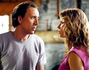 Nicolas Cage con Jessica Biel in una scena del film Next