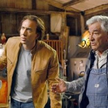 Nicolas Cage e Peter Falk in una scena del film Next