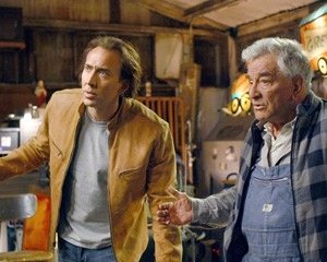 Nicolas Cage e Peter Falk in una scena del film Next