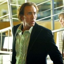 Cage in una scena del thriller sci-fi Next
