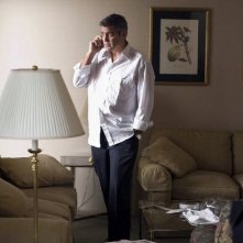George Clooney al telefono in una scena di Michael Clayton