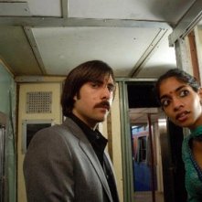 Jason Schwartzman in una scena de Il treno per il Darjeeling