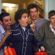 Jonah Hill accanto a Michael Cera in una scena di SuxBad 