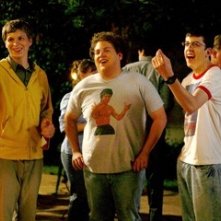 Jonah Hill insieme a Michael Cera e Christopher Mintz-Plasse in una scena di SuxBad ??