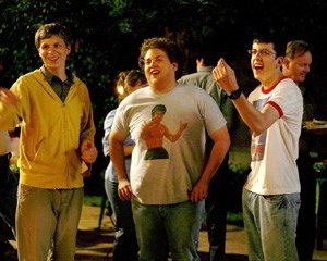 Jonah Hill insieme a Michael Cera e Christopher Mintz-Plasse in una scena di SuxBad ??